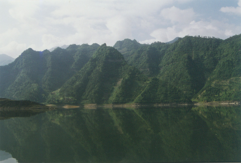 小南海湖畔八面山